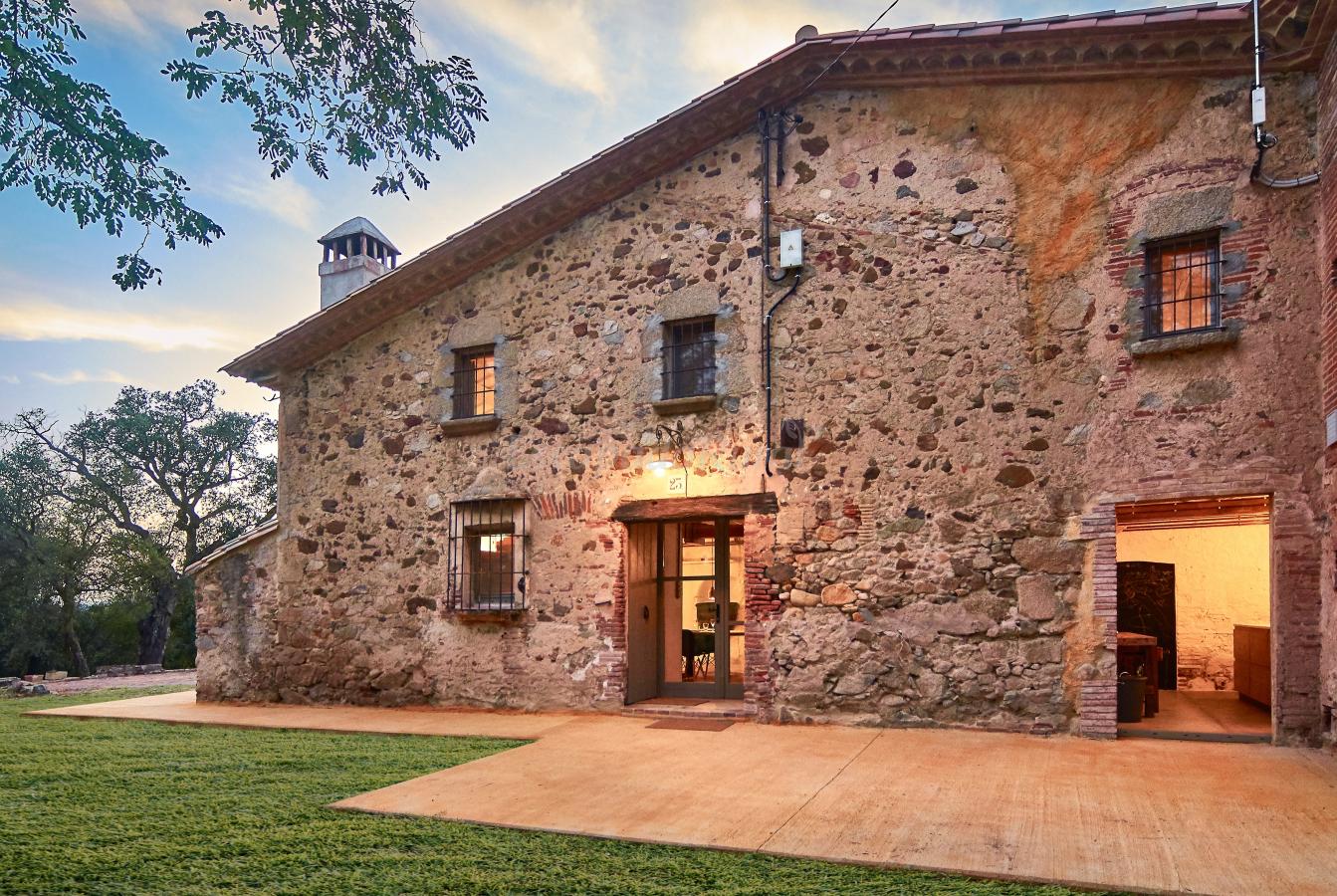 La façana de pedra de la Casa Rural Can Saboia. 