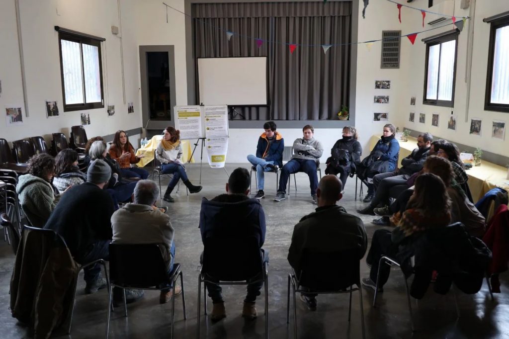Grup de persones al Local Social 1 d'octubre per la trobada del 28 de gener 'A Massanes ens trobem'.