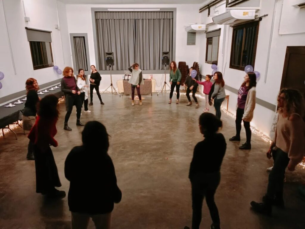Participants realitzant el taller musical del Dia de la dona treballadora