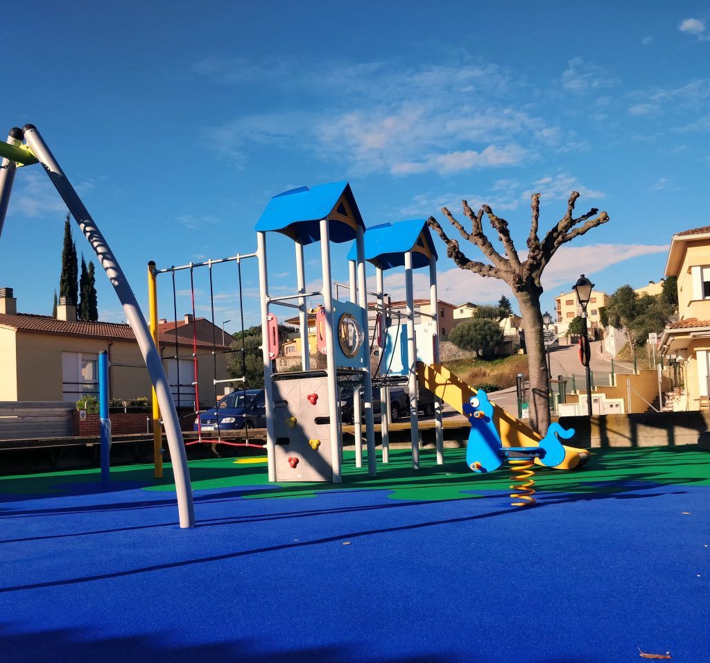 Parc infantil situat al Carrer Major de Massanes. (fotografies)