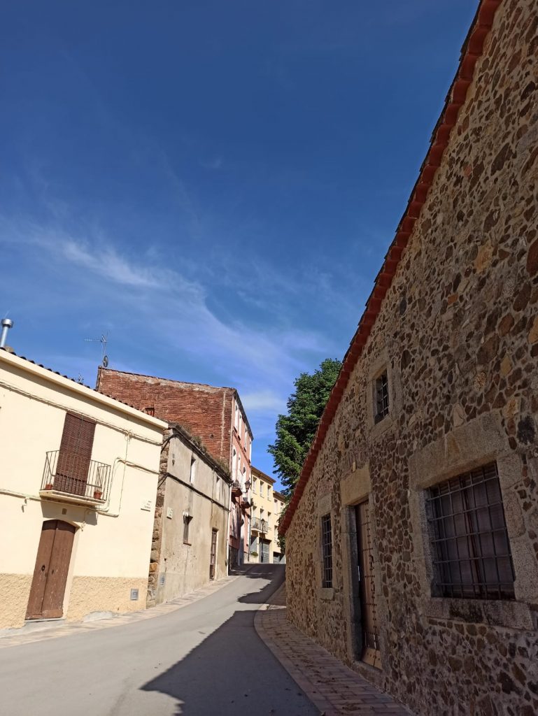 Carrer Major de Massanes, al costat dret l'antiga rectoria. (fotografies)