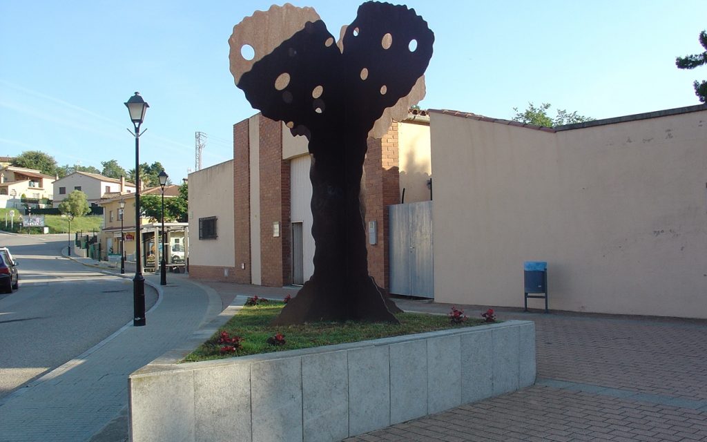 Escultura de la pomera situada davant del cementiri municipal.