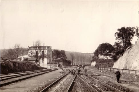 Fotografia antiga de l'estació de tren de Massanes amb els operaris canviant la circulació de la via. (fotografies)