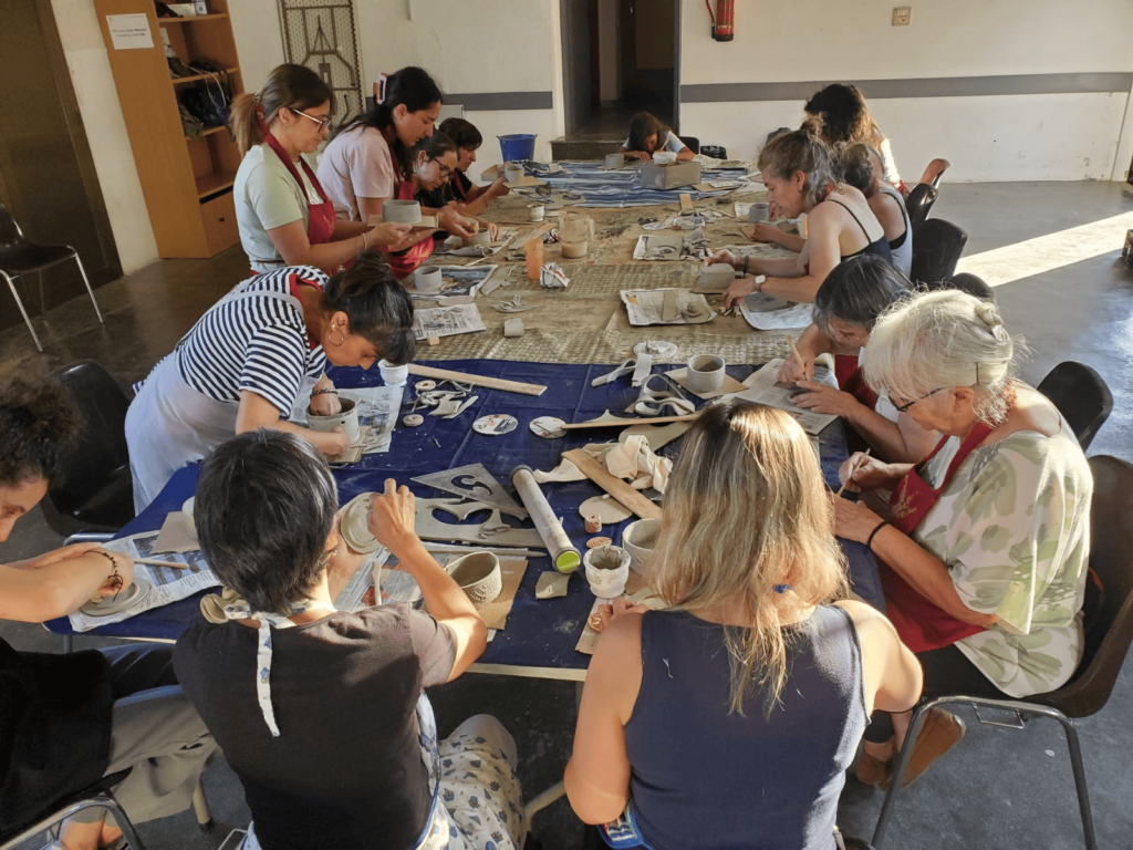 Participants del taller de ceràmica per a dones.