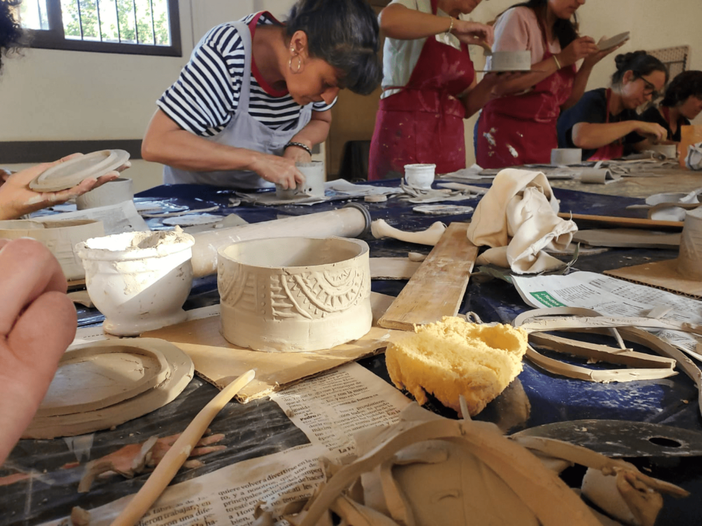 Procés de creació del taller de ceràmica per a dones.